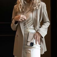 Selencia Coque de télephone Nova Croco avec cordon et porte-cartes Apple iPhone 15 - Beige