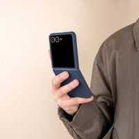 Accezz Coque Liquid Silicone avec MagSafe Samsung Galaxy Z Flip 8 - Bleu foncé