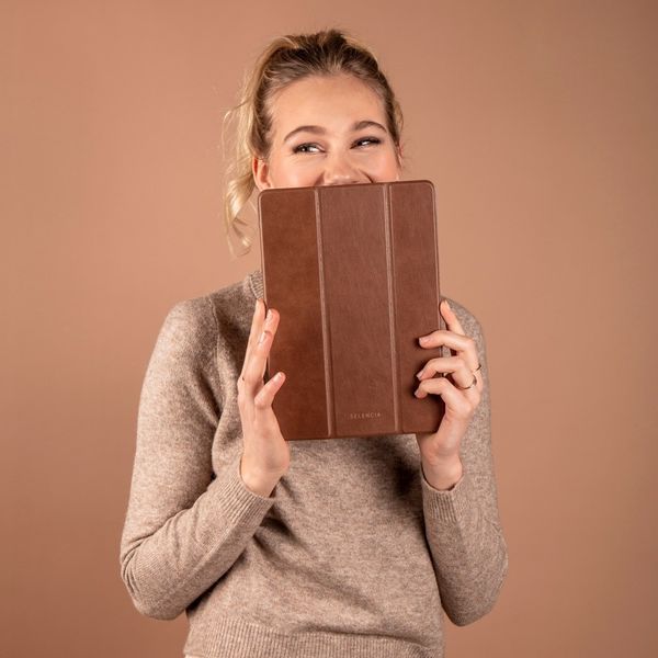 Selencia Coque en cuir vegan Nuria Trifold Book Samsung Galaxy Tab A7 - Marron