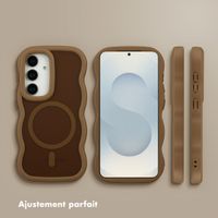 Selencia Coque arrière Wavy avec MagSafe Samsung Galaxy S25 / S24 - Mocha Brown