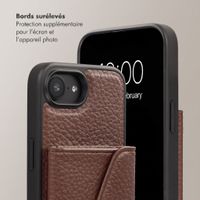 Selencia Coque de télephone Sera avec cordon et porte-cartes enveloppe Apple iPhone 17e / 16e - Chocolate Brown