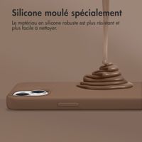 Accezz Coque Liquid Silicone avec MagSafe Apple iPhone 12 (Pro) - Marron clair