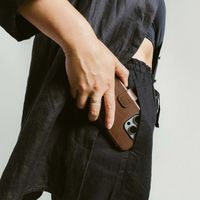 Nomad Étui de télephone portefeuille Modern Leather Folio Apple iPhone 16 Pro Max - Marron