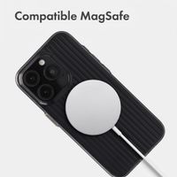 Accezz Coque arrière Lite avec MagSafe | Fluted | Apple iPhone 15 Pro - Noir