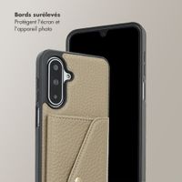 Selencia Coque de télephone Sera avec cordon et porte-cartes enveloppe Samsung Galaxy A17 (5G) / (4G) - Taupe