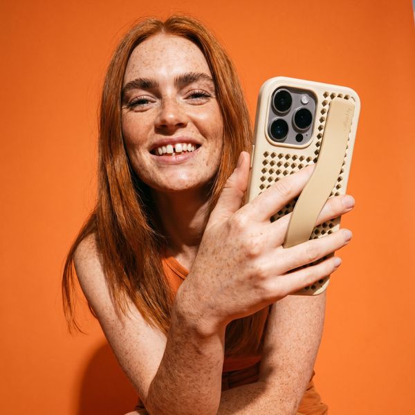 Callbuddy Coque avec strap Apple iPhone 16 Pro Max - Sand Glow