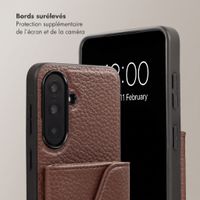 Selencia Coque de télephone Sera avec cordon et porte-cartes enveloppe Samsung Galaxy A37 (5G) - Chocolate Brown