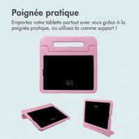 imoshion Coque arrière Kidsproof Design avec poignée Apple iPad 9 (2021) 10.2 pouces / iPad 8 (2020) 10.2 pouces / iPad 7 (2019) 10.2 pouces - Cœurs rouges