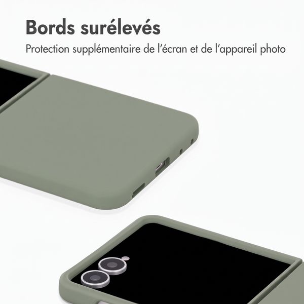 Accezz Coque Liquid Silicone avec MagSafe Samsung Galaxy Z Flip 8 - Cooper Green