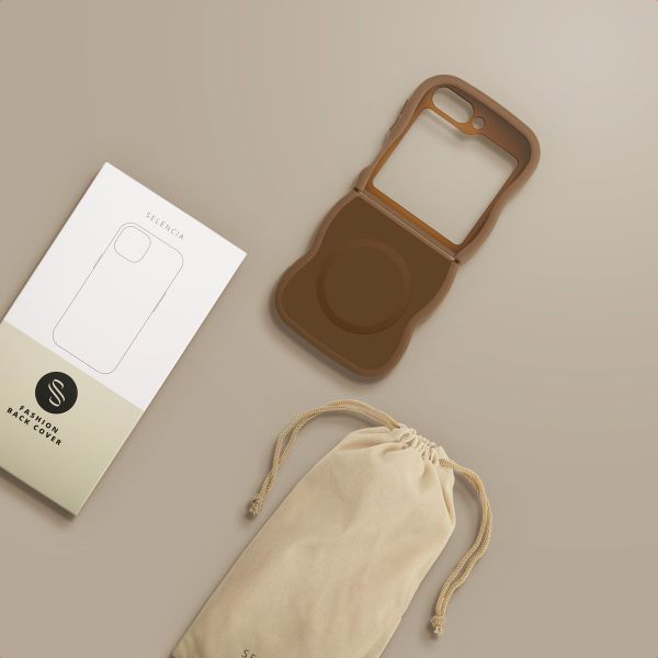 Selencia Coque arrière Wavy avec MagSafe Samsung Galaxy Z Flip 6 / Flip 7 FE - Mocha Brown