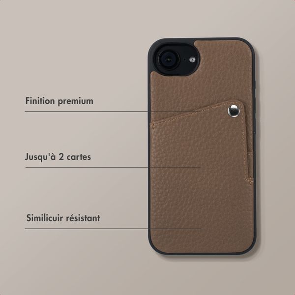 Selencia Coque Riva avec porte-cartes Apple iPhone 17e / 16e - Mocha Brown