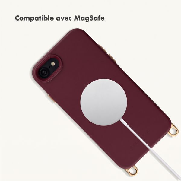 Selencia Coque arrière Rivièra avec MagSafe avec crochets amovibles Apple iPhone SE (2022 / 2020) / 8 / 7 / 6(s) - Bold Burgundy