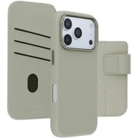 Accezz Étui de télephone portefeuille en cuir 2-en-1 avec MagSafe Apple iPhone 18 Pro Max / 17 Pro Max - Light Grey
