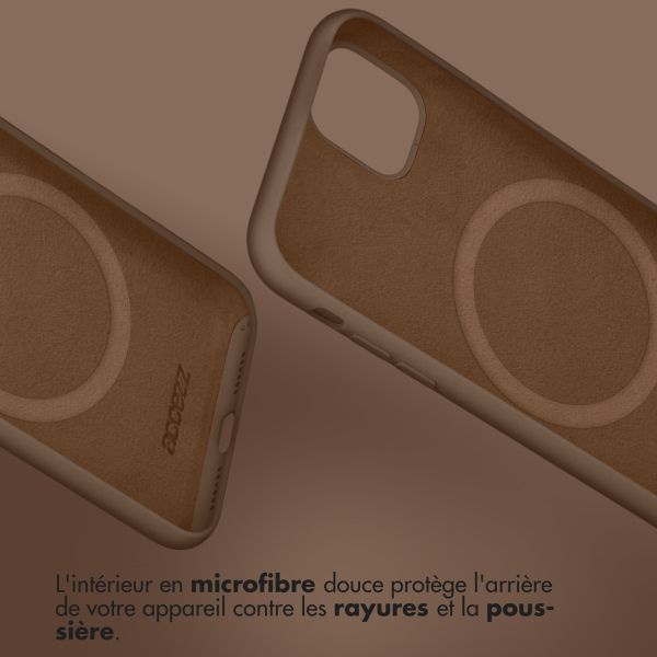 Accezz Coque Liquid Silicone avec MagSafe Apple iPhone 12 (Pro) - Marron clair