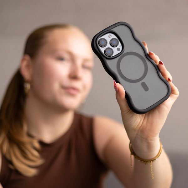 Selencia Coque arrière Wavy avec MagSafe Apple iPhone 12 (Pro) - Noir