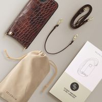 Selencia Coque de télephone Nova Croco avec cordon et porte-cartes Apple iPhone 17e / 16e - Burgundy
