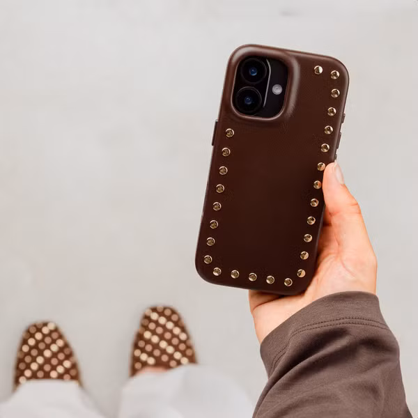 Selencia Coque arrière Studs avec MagSafe Apple iPhone 16 Pro - Cacao Crush