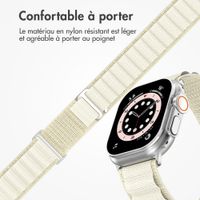 Accezz Bracelet en nylon Alpine Apple Watch | 44/45/46/49 mm - Lumière stellaire