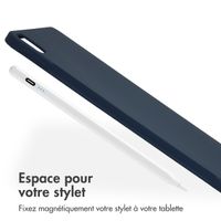 Accezz Coque Liquid Silicone avec porte-stylet Apple iPad Air 13 pouces (2026) M4 / (2025) M3 / (2024) M2 - Bleu foncé