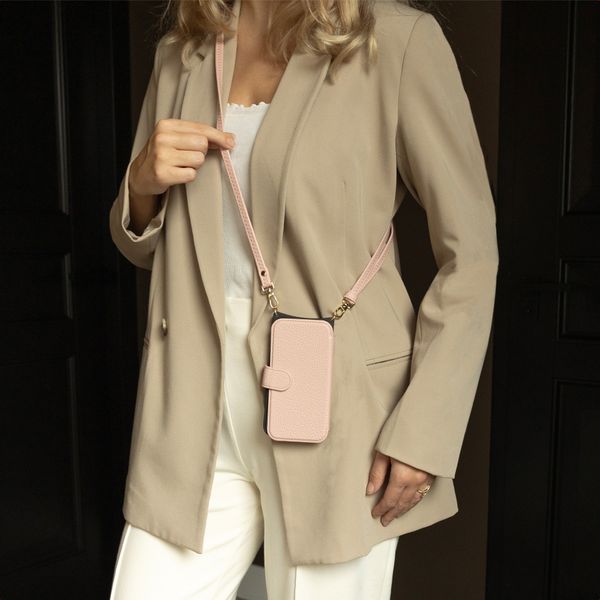 Selencia Étui Riva avec MagSafe et cordon de téléphone Apple iPhone 17 - Old Pink