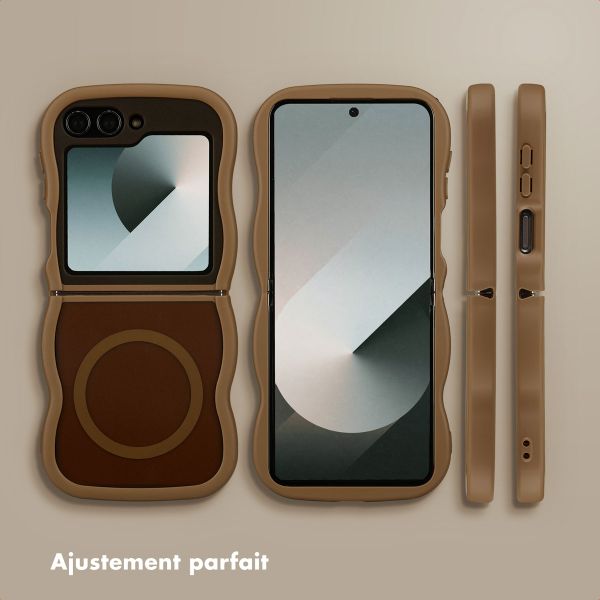 Selencia Coque arrière Wavy avec MagSafe Samsung Galaxy Z Flip 6 / Flip 7 FE - Mocha Brown