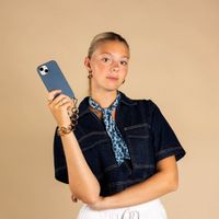 Selencia Coque avec dragonne de luxe Apple iPhone 15 Pro - Bleu
