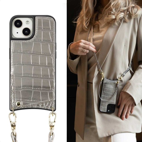 Selencia Coque de télephone Nova Croco avec cordon et porte-cartes Apple iPhone 15 - Argent