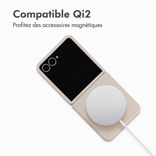 Accezz Coque Liquid Silicone avec MagSafe Samsung Galaxy Z Flip 8 - Stone