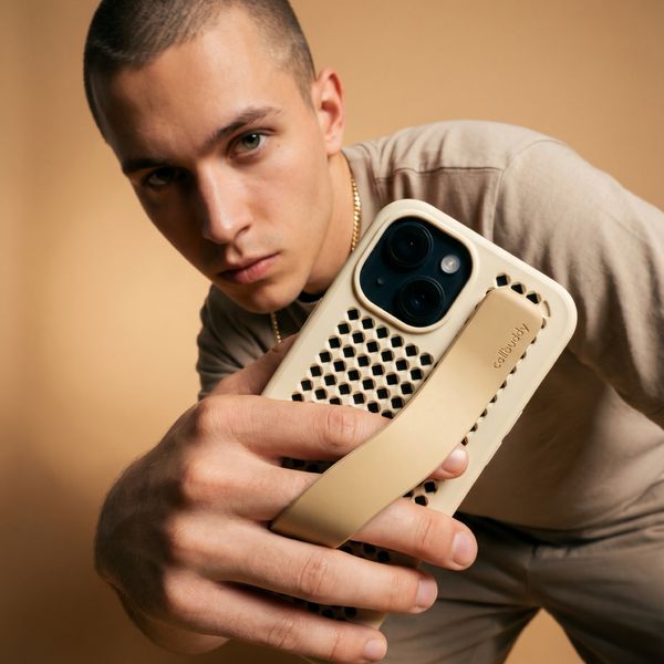 Callbuddy Coque avec strap Apple iPhone 17e / 16e / 15 / 14 / 13 - Sand Glow