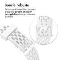 imoshion Bracelet sport en silicone avec boucle Fitbit Charge 5 / 6 - Blanc