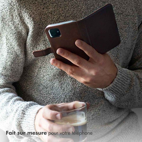 Selencia Étui portefeuille en cuir véritable Apple iPhone 17 - Marron