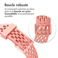 imoshion Bracelet sport en silicone avec boucle Fitbit Charge 5 / 6 - Peach