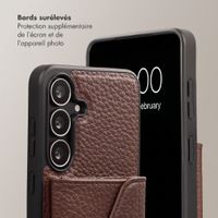 Selencia Coque de télephone Sera avec cordon et porte-cartes enveloppe Samsung Galaxy S25 FE - Chocolate Brown