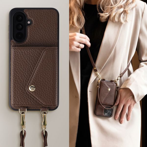 Selencia Coque de télephone Sera avec cordon et porte-cartes enveloppe Samsung Galaxy A18 / A17 / A26 - Chocolate Brown