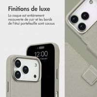 Accezz Étui de télephone portefeuille en cuir 2-en-1 avec MagSafe Apple iPhone 18 Pro / 17 Pro - Light Grey