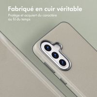 Accezz Coque arrière en cuir avec MagSafe Samsung Galaxy A57 (5G) - Light Grey